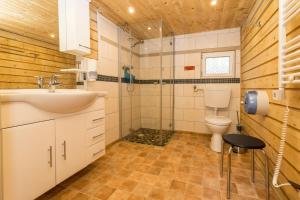 Urlaub im Bungalow mitten im Wald的一间浴室