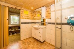 Urlaub im Bungalow mitten im Wald的一间浴室