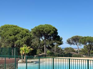 Bazén v ubytování Saint tropez -parc oasis nebo v jeho okolí
