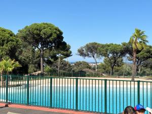 Bazén v ubytování Saint tropez -parc oasis nebo v jeho okolí