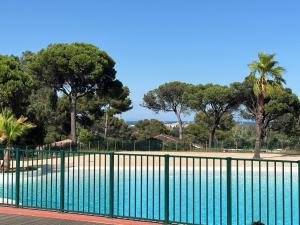Bazén v ubytování Saint tropez -parc oasis nebo v jeho okolí
