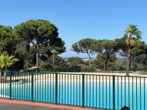 Bazén v ubytování Saint tropez -parc oasis nebo v jeho okolí