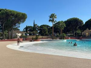 Bazén v ubytování Saint tropez -parc oasis nebo v jeho okolí