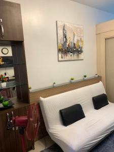 Postel nebo postele na pokoji v ubytování MOA Staycation - by Marites