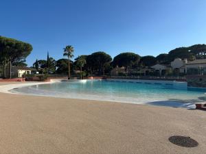 Bazén v ubytování Saint tropez -parc oasis nebo v jeho okolí
