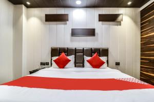 Postel nebo postele na pokoji v ubytování Hotel O JPS Galaxy Hotel