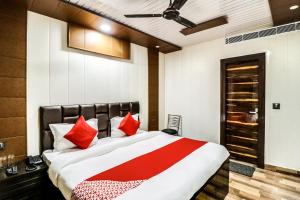 Postel nebo postele na pokoji v ubytování Hotel O JPS Galaxy Hotel
