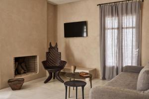 Coin salon dans l'établissement Luxury Naxos Villas Honeymoon Villa Air Conditioning Private Pool 1 Bedroom Stelida