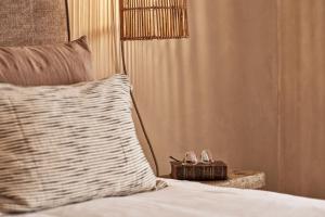 Un ou plusieurs lits dans un hébergement de l'établissement Luxury Naxos Villas Honeymoon Villa Air Conditioning Private Pool 1 Bedroom Stelida