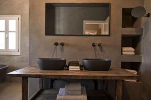 Photo de la galerie de l'établissement Luxury Naxos Villas Honeymoon Villa Air Conditioning Private Pool 1 Bedroom Stelida, à Naxos Chora 5 autres photos