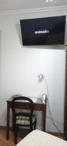 Televízia a/alebo spoločenská miestnosť v ubytovaní Hotel Chipén