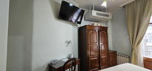 Televízia a/alebo spoločenská miestnosť v ubytovaní Hotel Chipén