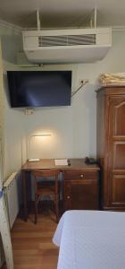 Televízia a/alebo spoločenská miestnosť v ubytovaní Hotel Chipén