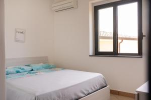 Katil atau katil-katil dalam bilik di Villa Dino, casa con vista panoramica a 8 minuti dal centro di Diamante