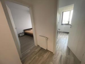Habitación vacía con pasillo con cama y espejo en kyr house 3, en Văleni