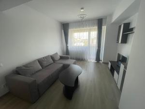 una sala de estar con un sofá y una mesa en kyr house 3, en Văleni