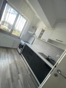 una vista aérea de una cocina con fregadero en kyr house 3, en Văleni