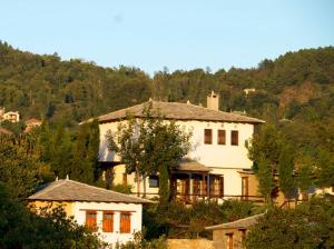 una grande casa bianca in cima a una collina di Great Pelion Villa Villa Thalia Private Pool 3 Bedrooms Aghios Georgios a Monte Pelio