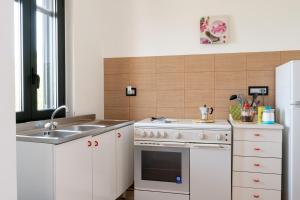 Dapur atau dapur kecil di Villa Dino, casa con vista panoramica a 8 minuti dal centro di Diamante