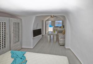 Μια τηλεόραση ή/και κέντρο ψυχαγωγίας στο Luxury Santorini Villa 1 Bedroom Villa Stunning Sea Views & Outdoor Jacuzzi Oia
