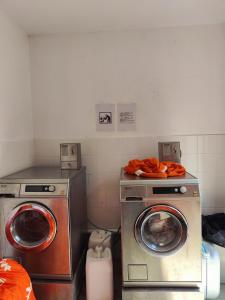 QuévenにあるAu calme - piscine, golf, merの洗濯機2台付きのランドリールーム