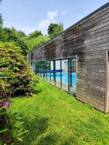 QuévenにあるAu calme - piscine, golf, merのプールのある建物の外観