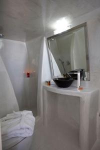 Φωτογραφία από το άλμπουμ του Luxury Santorini Villa 1 Bedroom Villa Stunning Sea Views & Outdoor Jacuzzi Oia στον Θόλο