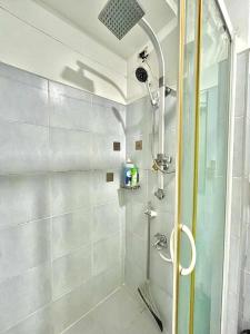 Koupelna v ubytování MOA Staycation - by Marites