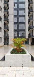 een fontein voor een hoog gebouw bij Cozy Ruaka Retreat in Ruaka