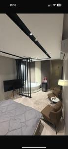 Postel nebo postele na pokoji v ubytování استيديو جاكوزي قريب من البحر