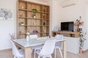 Televisyen dan/atau pusat hiburan di Villa Dino, casa con vista panoramica a 8 minuti dal centro di Diamante
