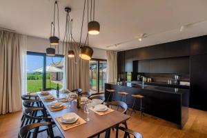 Kuchyň nebo kuchyňský kout v ubytování Elegant Istria Villa 18M Private Pool Villa Novica Platinum 4 Bedrooms Jacuzzi Sauna And Gym