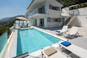 una villa con piscina e una casa di Astounding Corfu Villa 2 Bedrooms Villa Clara Wonderful Sea & Mountain Views Pirgi a Pyrgi