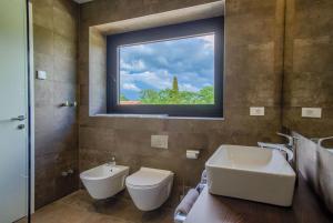 Koupelna v ubytování Elegant Istria Villa 18M Private Pool Villa Novica Platinum 4 Bedrooms Jacuzzi Sauna And Gym