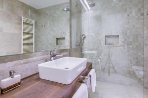 Koupelna v ubytování Elegant Istria Villa 18M Private Pool Villa Novica Platinum 4 Bedrooms Jacuzzi Sauna And Gym