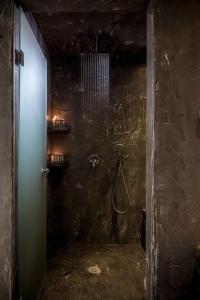 un couloir avec une salle de bain avec un lustre dans l'établissement Luxury Naxos Villas Grande Suite Air Conditioning Outdoor Pool 1 Bedroom Stelida, à Naxos Chora