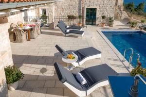 Bazén v ubytování Exquisite Brac Villa 3 Bedrooms Villa Belle Murvica Overlooking The Adriatic Sea Private Pool Murvica nebo v jeho okolí