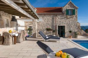Bazén v ubytování Exquisite Brac Villa 3 Bedrooms Villa Belle Murvica Overlooking The Adriatic Sea Private Pool Murvica nebo v jeho okolí