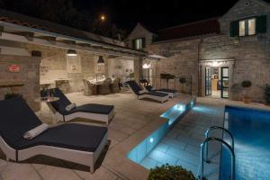 Bazén v ubytování Exquisite Brac Villa 3 Bedrooms Villa Belle Murvica Overlooking The Adriatic Sea Private Pool Murvica nebo v jeho okolí