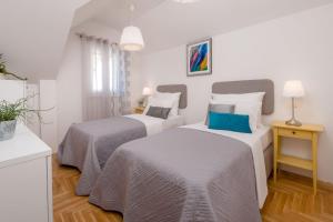 Postel nebo postele na pokoji v ubytování Exquisite Brac Villa 3 Bedrooms Villa Belle Murvica Overlooking The Adriatic Sea Private Pool Murvica