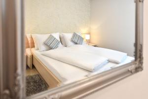 eine Spiegelreflexion eines Bettes in der Unterkunft Villa Slavica 1 in Vodice