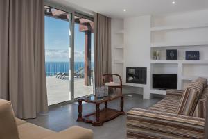 un soggiorno con vista sull'oceano di Spectacular Calheta Villa Villa Cliffscape 3 Bedrooms Panoramic Sea Views Well-Furnished In a Estreito da Calheta