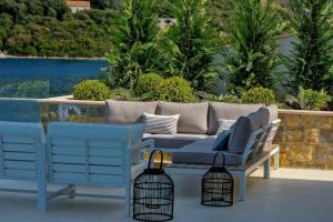 Posezení v ubytování Spectacular Korcula Villa 4 Bedrooms Villa Korcula Grandeur Private Infinity Pool Stunning Sea Views Zrnovo