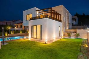 Bazén v ubytovaní Seafront Ciovo Villa Villa Trogir Deluxe Dva 6 Beautiful Bedrooms Private Pools Sea Front - Sauna alebo v jeho blízkosti