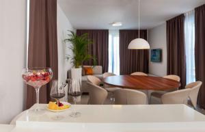 Nápoje v ubytovaní Seafront Ciovo Villa Villa Trogir Deluxe Dva 6 Beautiful Bedrooms Private Pools Sea Front - Sauna