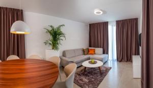 Posedenie v ubytovaní Seafront Ciovo Villa Villa Trogir Deluxe Dva 6 Beautiful Bedrooms Private Pools Sea Front - Sauna
