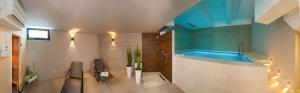 Kúpeľňa v ubytovaní Seafront Ciovo Villa Villa Trogir Deluxe Dva 6 Beautiful Bedrooms Private Pools Sea Front - Sauna