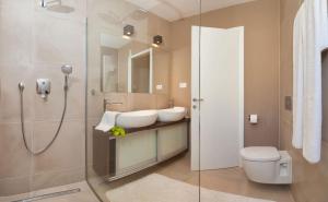 Kúpeľňa v ubytovaní Seafront Ciovo Villa Villa Trogir Deluxe Dva 6 Beautiful Bedrooms Private Pools Sea Front - Sauna