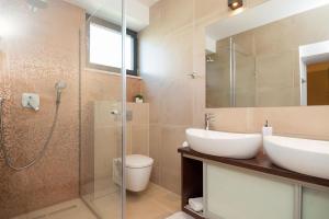 Kúpeľňa v ubytovaní Seafront Ciovo Villa Villa Trogir Deluxe Dva 6 Beautiful Bedrooms Private Pools Sea Front - Sauna