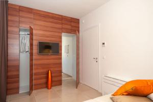 Posteľ alebo postele v izbe v ubytovaní Seafront Ciovo Villa Villa Trogir Deluxe Dva 6 Beautiful Bedrooms Private Pools Sea Front - Sauna